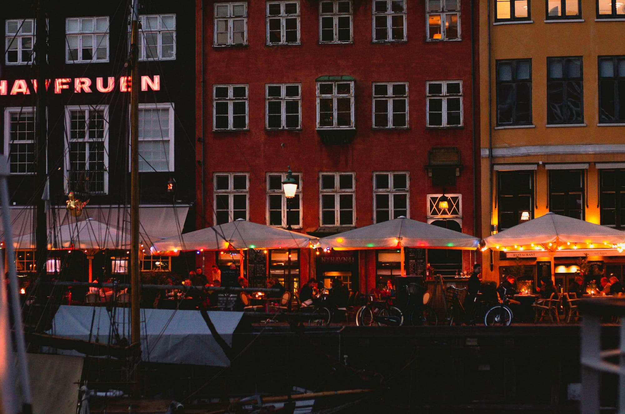 Restaurants along Nyhavn lit up in the evening